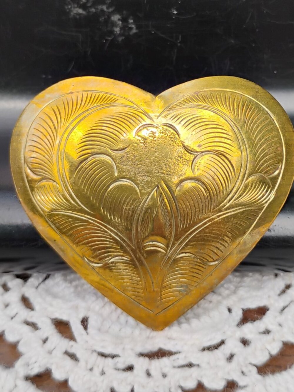 brass lapel pin heart shaped etched intricate floral design art nouveau 1970-80s